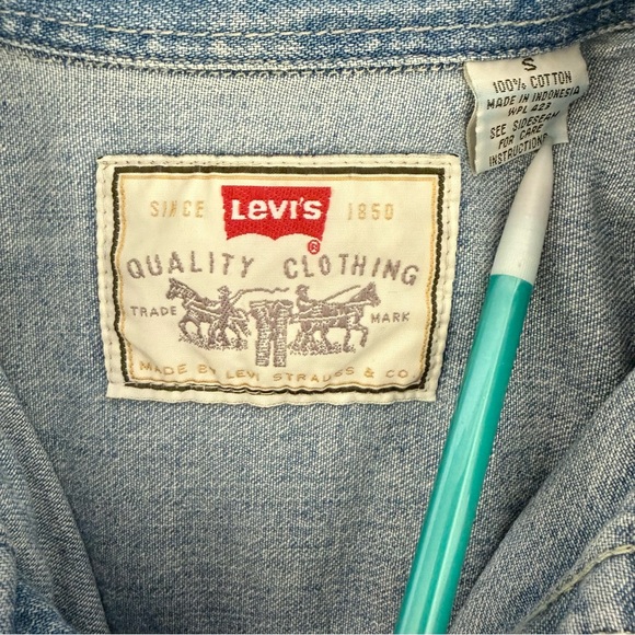 Vintage Levi's Denim Casual Button Down Shirt Men Size Small - Picture 3 of 12